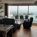 Magnifique appartement, face au Port de Granville, avec vue sur mer, à 200 m du centre ville.
