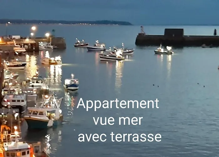 Magnifique appartement, face au Port de Granville, avec vue sur mer, à 200 m du centre ville.